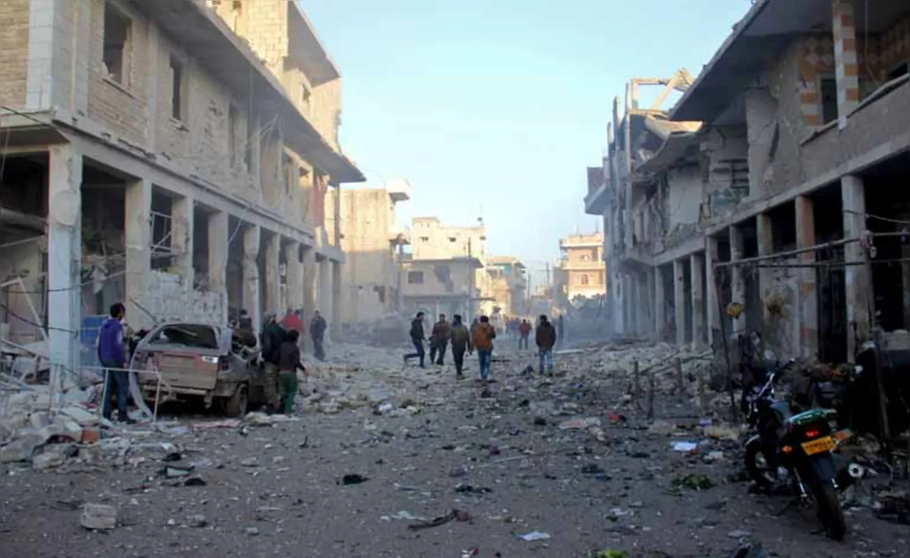 Área da cidade síria de Idlib destruída por bombardeio: guerra civil já deixou quase 500 mil mortos