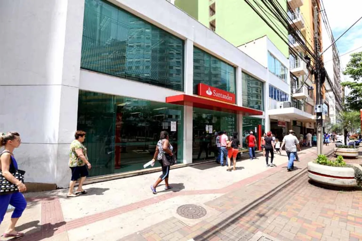 Santander teve uma de suas agências em Londrina fechadas pelo Procon no ano passado por causa da demora no atendimento