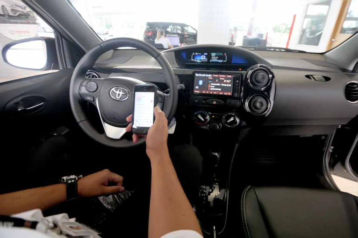 Polícia Rodoviária avalia que mesmo com o aparelho celular no viva voz o motorista perde o foco no trânsito e fica sujeito a acidentes