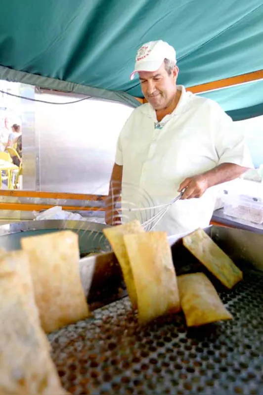 José Roberto Peitl, que vende até 1,5 mil pastéis aos domingos: "feirante tem que gostar de trabalhar