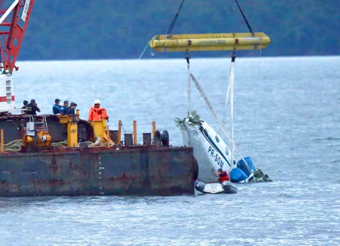Guindaste içou no final da tarde de domingo os destroços do avião que caiu no mar matando cinco pessoas, entre elas o ministro do STF Teori Zavascki