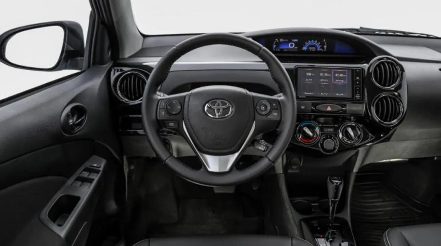 Versão XS vem com sistema de áudio e computador de bordo integrado ao volante