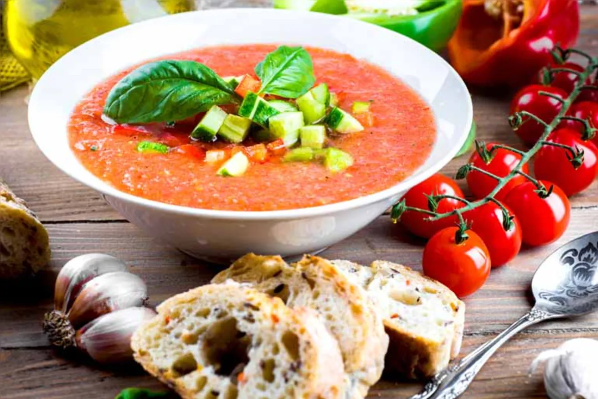 O gaspacho está entre as receitas frias mais apreciadas, à base de hortaliças, com destaque para o tomate
