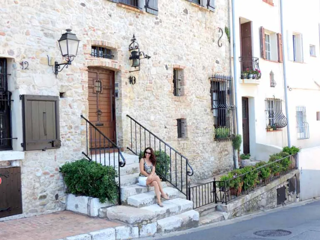 A arquiteta Lelce Faria, em frente a uma casa na cidade de Antibes, na Riviera Francesa. Para ela, viajar sozinha foi um grande salto para o seu conhecimento pessoal