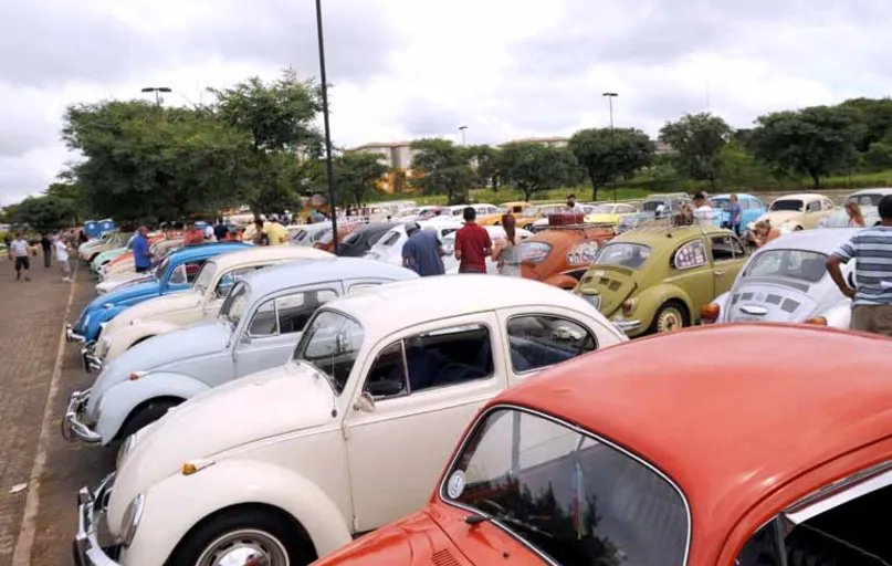Encontro realizado na zona oeste de Londrina reuniu aficionados pelo veículo e familiares
