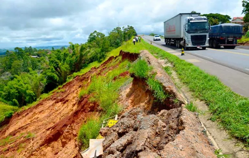 Wenceslau Braz tem cobrado do governo o início dos reparos para que a erosão seja contida antes de chegar à rodovia