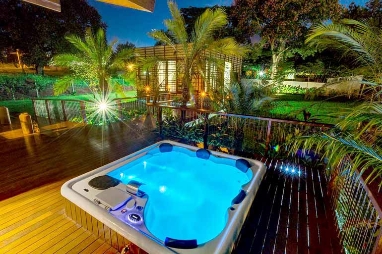 Equipados com jatos de hidromassagem, iluminação LED, filtros, controle digital de temperatura, os spas e ofurôs são sinônimos de conforto e relaxamento