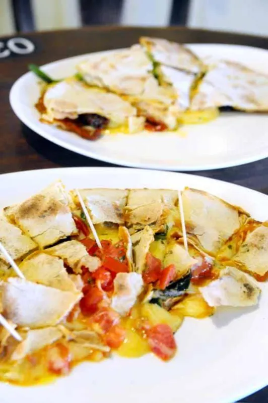 A pizzeta tem massa mais fina e pode ser cortada em formato de triângulo ou servida como aperitivo com palitinhos