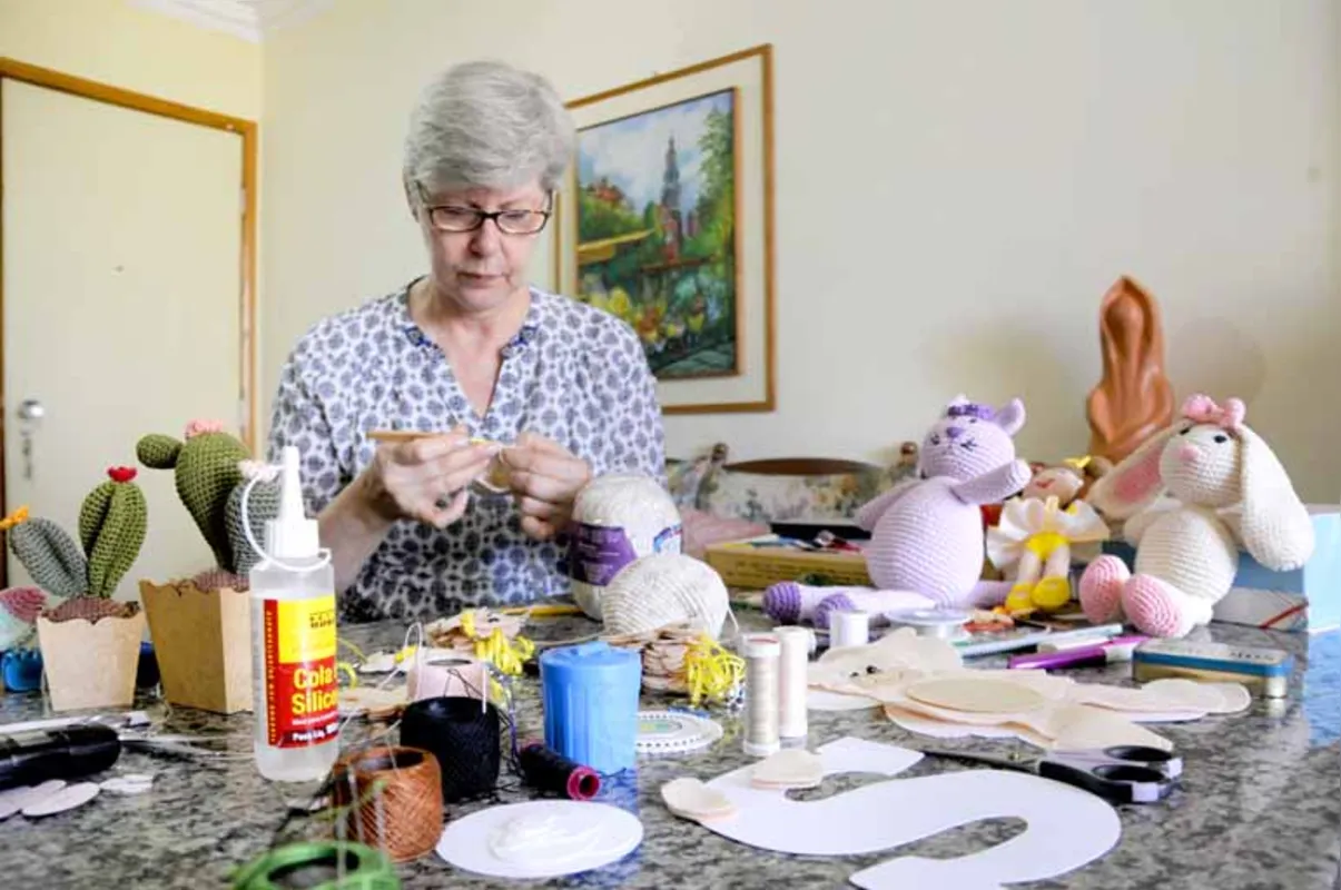 Após se aposentar, a artesã Suely Beggiato resolveu profissionalizar o artesanato e hoje vende suas criações para vários estados pela internet