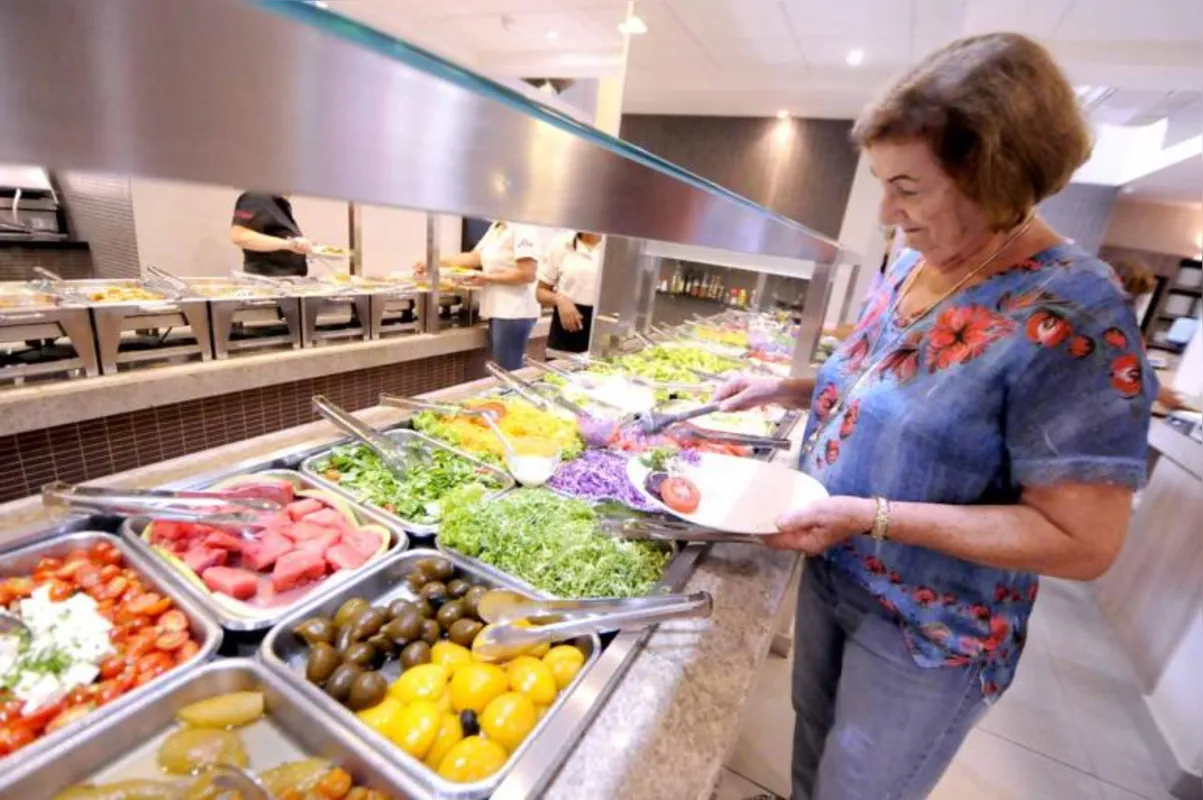 "Meu prato é todo colorido; é bom comer uma variedade de verduras e legumes", afirma Maria Aparecida Anzola