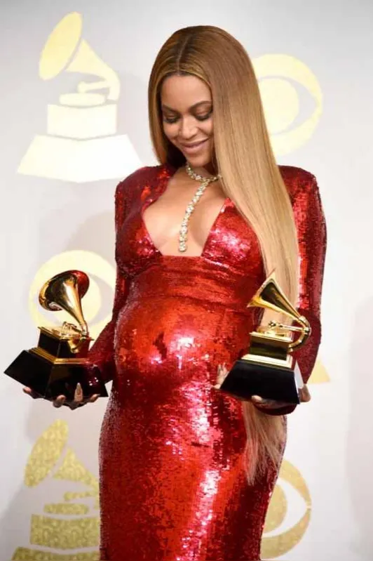 Grávida de gêmeos, Beyoncé brilhou com produções assinadas por Peter Dundas ao receber os prêmios de "melhor álbum urbano" e "melhor videoclipe"