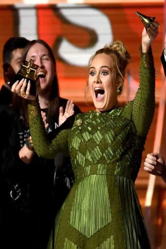 Adele, a grande vencedora da noite, foi humilde ao agradecer tantos prêmios e citou Beyoncé como inspiração
