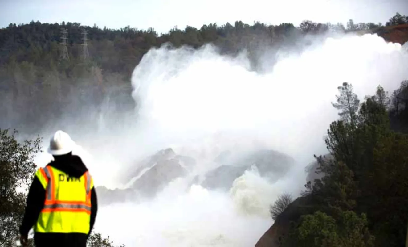 As autoridades liberaram 2.830 metros cúbicos de água por segundo através do reservatório principal