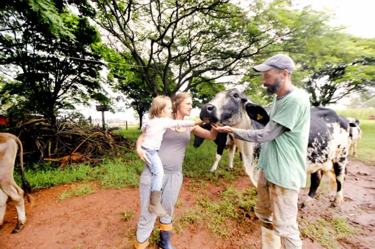 O casal Lívia Trevisan e Samuel Cambefort com a filha Myla, de 3 anos: investindo no mercado de leite e queijos orgânicos