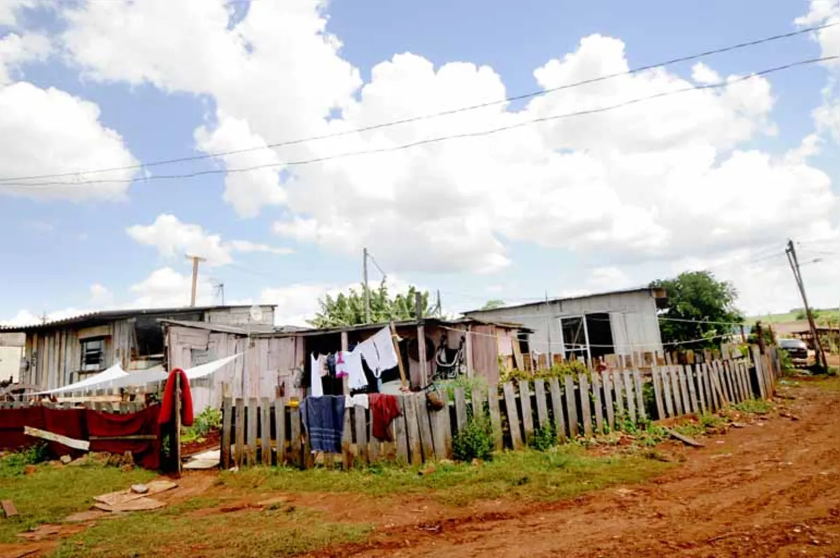 Residência da dona de casa Eliana Gonçalves dos Santos, área de invasão na zona norte de Londrina, onde, segundo a moradora, "não para de chegar gente", especialmente desempregados