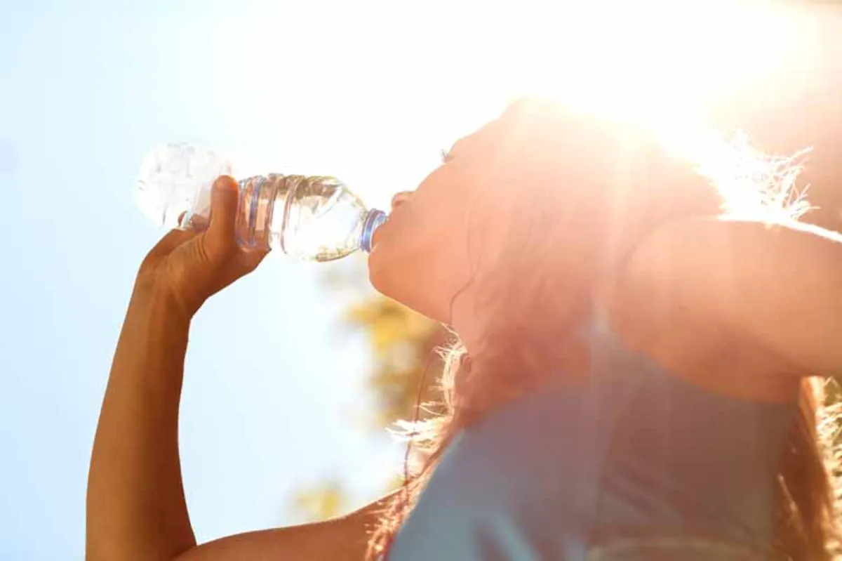 Beba água de duas em duas horas: o recomendado é ingerir no mínimo dois litros de água por dia (exceto pacientes com restrições médicas)