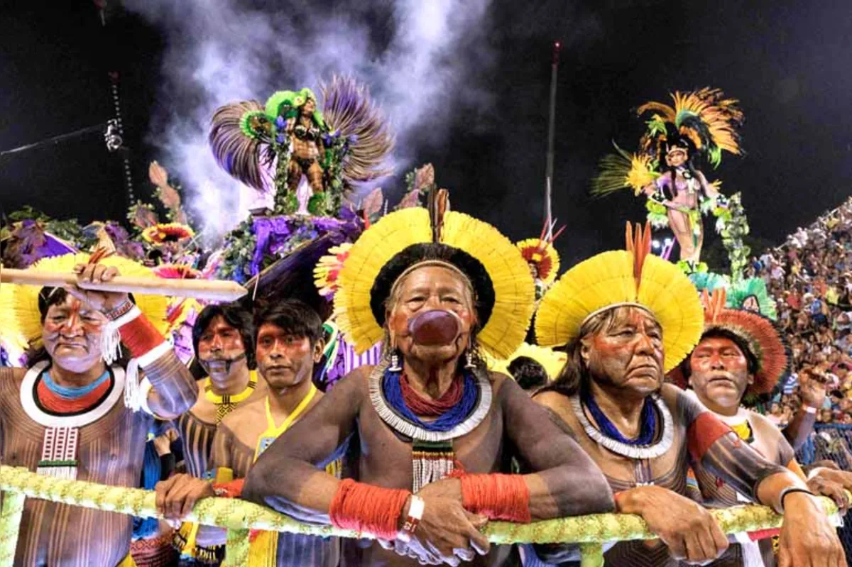 Com enredo em homenagem aos indígenas do Xingu, a Imperatriz Leopoldinense teve os caciques Raoni Metuktire e Megaron Txucarramae como destaques num carro alegórico