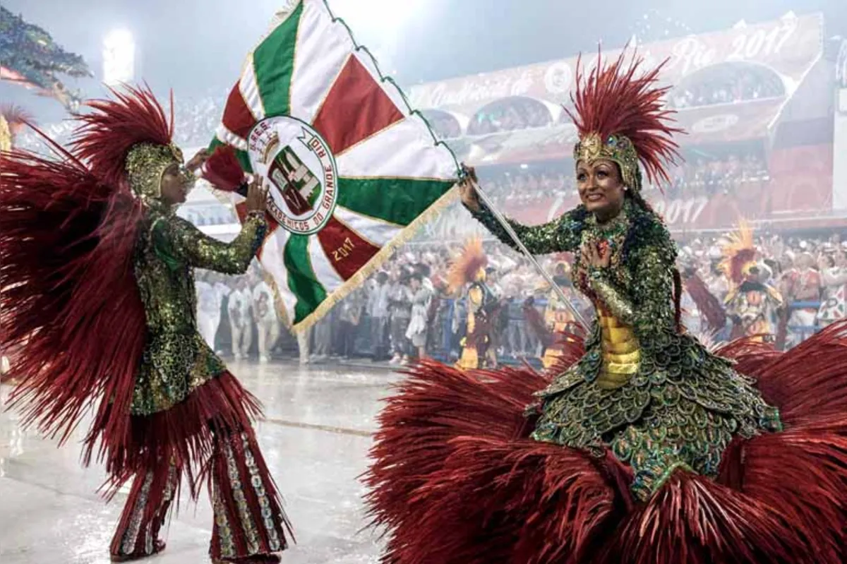 Mestre-sala e porta-bandeira da Grande Rio: a tradição e os meneios do bom samba no asfalto