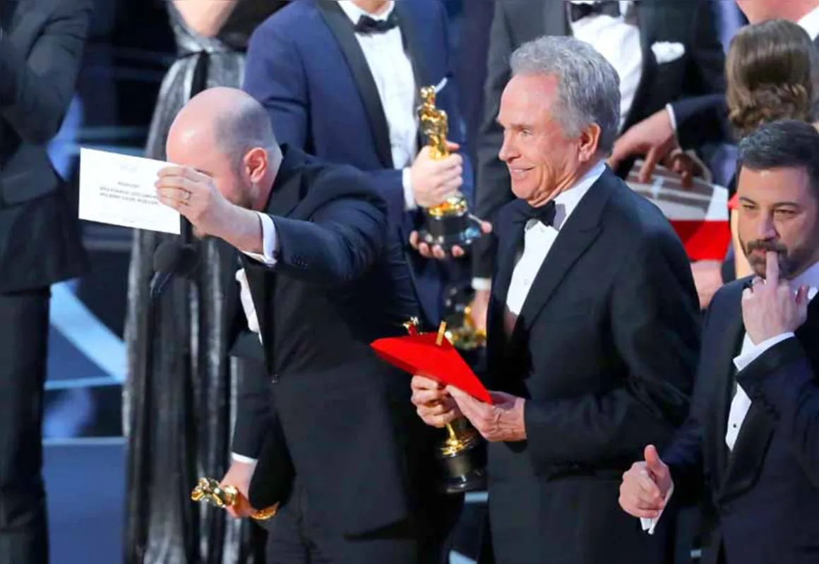 O erro: Warren Beaty já tinha anunciado o Oscar para "La La Land" quando o produtor do filme, Jordan Horowitz, teve que desfazer a confusão: premio era para Moonlight"