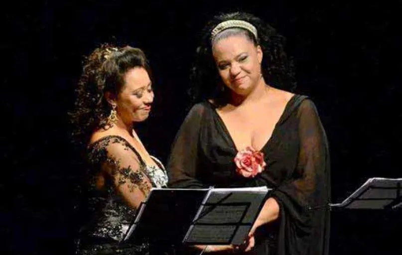 Edna DOliveira e Edineia Oliveira se apresentam no sábado (25) no Teatro Crystal