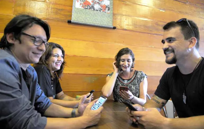 A advogada Tamisa Tiveroli (terceira a partir da esquerda) entre os amigos Fábio Ochiro, Gabriela Alves e Jean Gomes: do virtual para o real