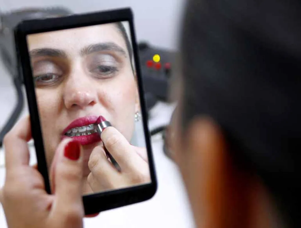 A agente de aeroporto Amanda Soares só foi aprender a se maquiar depois que começou a trabalhar em uma empresa aérea