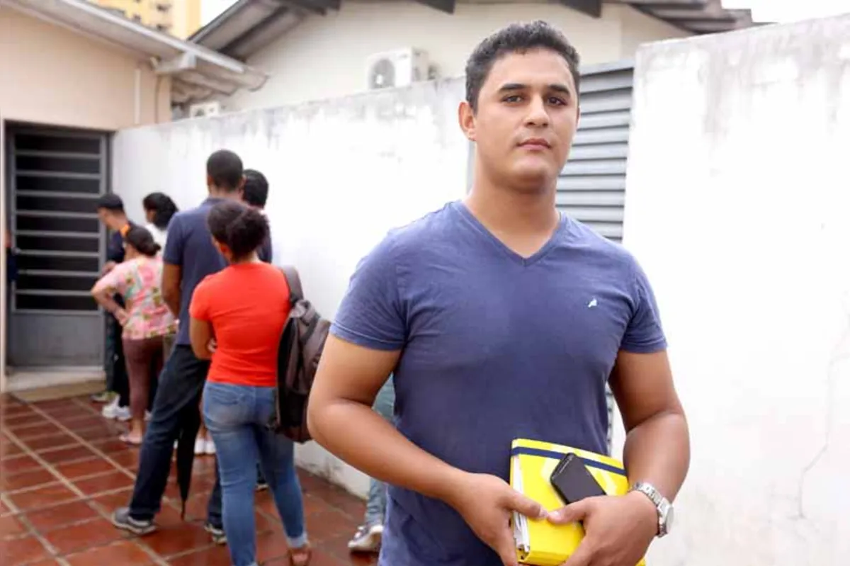 Cléber Oliveira já gastou sola de sapato percorrendo a cidade para entregar currículos e se inscrever em agências de emprego