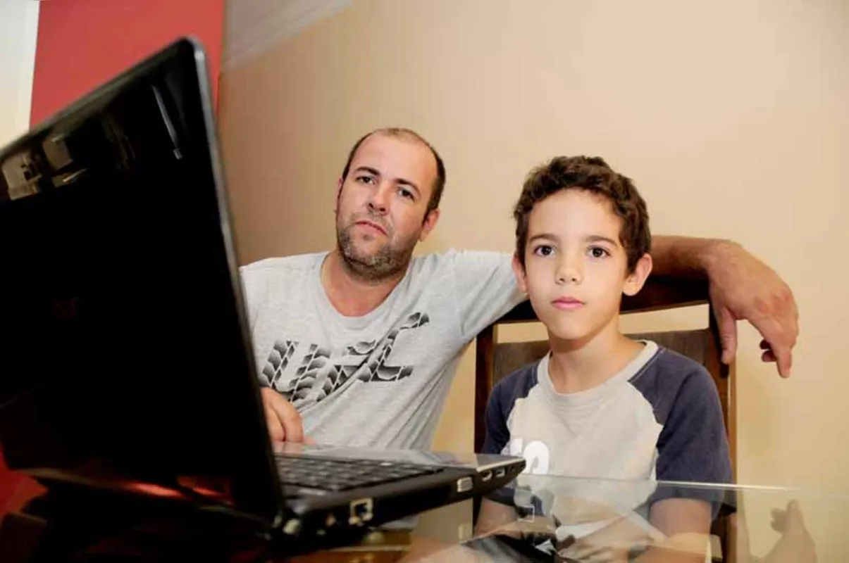 O técnico de telefonia Fabiano Oliveira reparou duas vezes os tablets que comprou para o filho: nova falha o levou a comprar um notebook