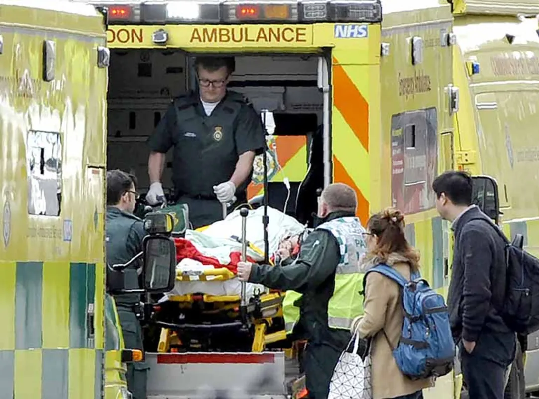 Atendimento aos feridos no ataque mobilizou os serviços de emergência da capital britânica