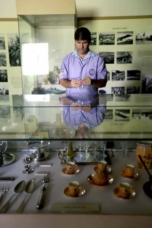 O parapsicólogo Rogelio Raquel usa um dual road para medir vibrações no Museu Histórico de Londrina: "Esses objetos têm uma memória energética impregnada, que a gente pode captar"