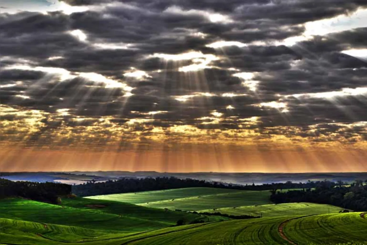 Na categoria Aficionados, o cenário de luz entre as nuvens na fazenda localizada entre Irerê e Paiquerê foi o vencedor