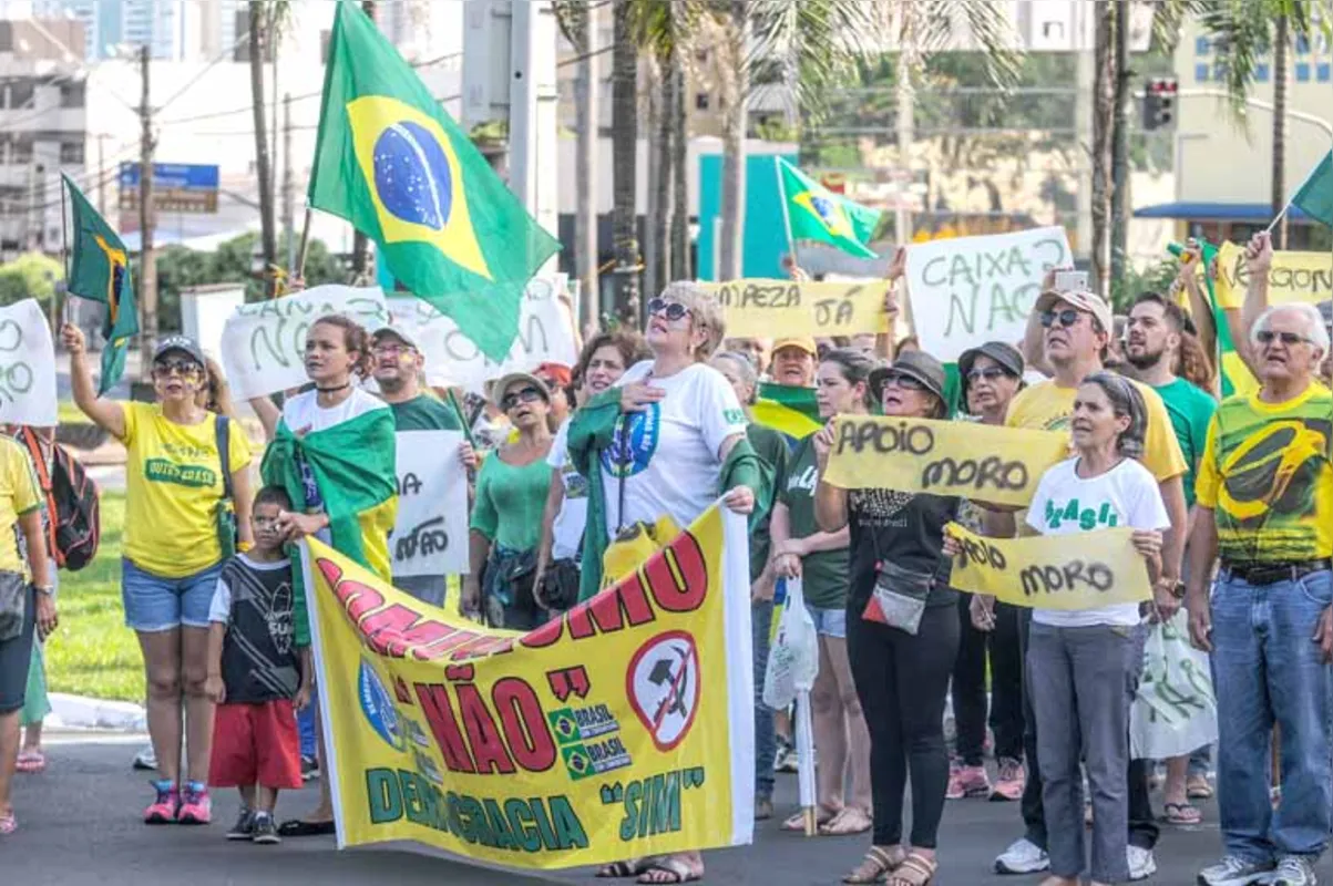 Cerca de 300 pessoas subiram a Avenida Higienópolis em protesto que teve pauta diversificada
