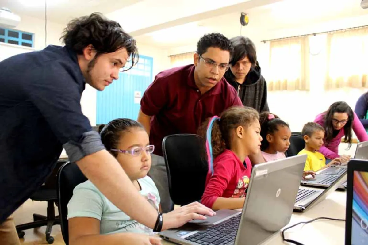 O Projeto Multiletramentos e Tecnologias do Centro Educacional Marista Irmão Acácio, que atende crianças e jovens no contraturno escolar, foi um dos inscritos no PR em 2016