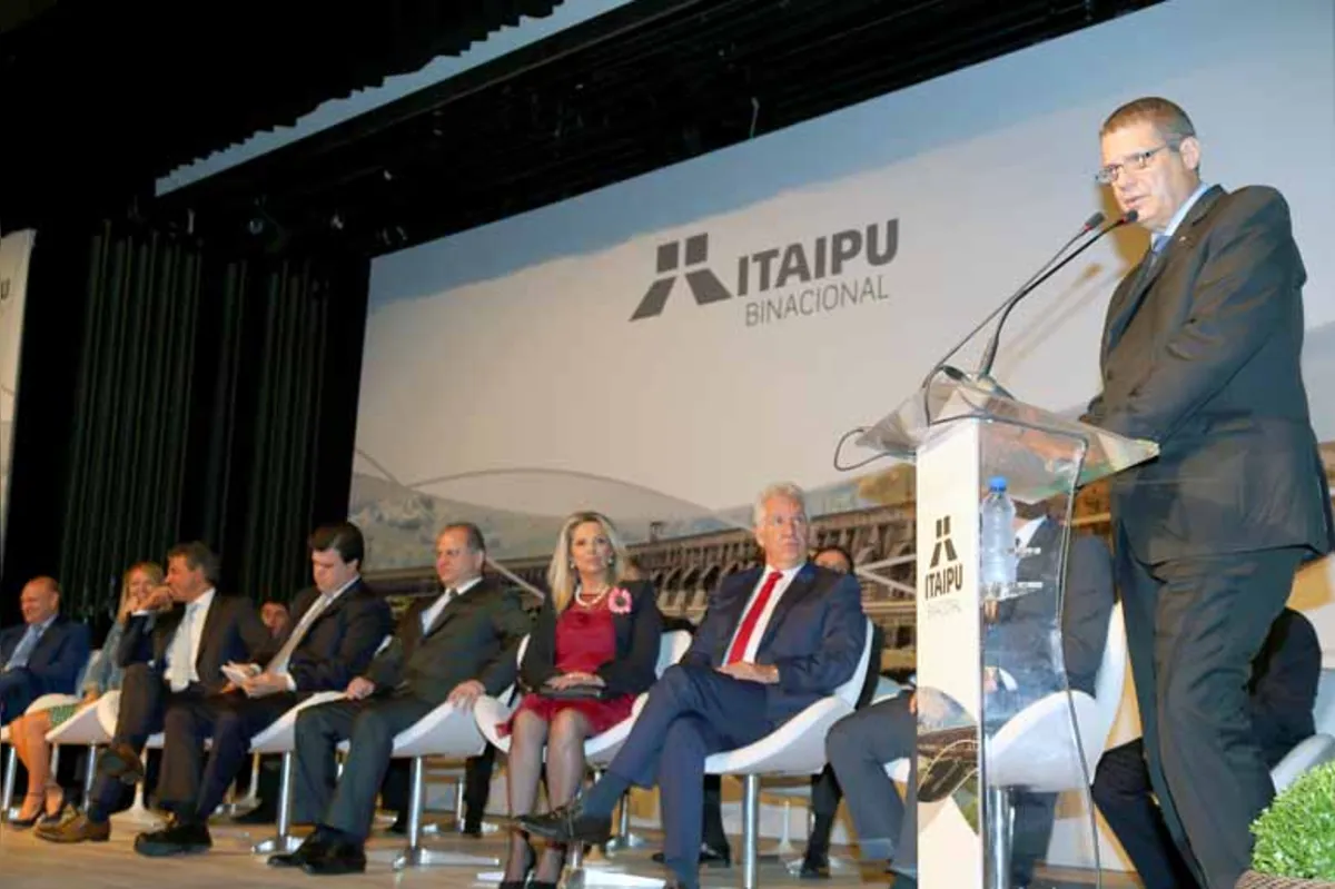 O novo diretor-geral da Itaipu Binacional,  Luiz Fernando Vianna, em seu discurso de posse