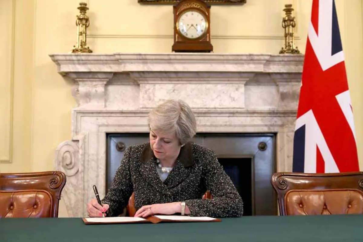 Carta assinada pela primeira-ministra, Theresa May, vai ativar o artigo 50 do Tratado de Lisboa, que colocará em marcha a saída britânica do bloco econômico após 44 anos