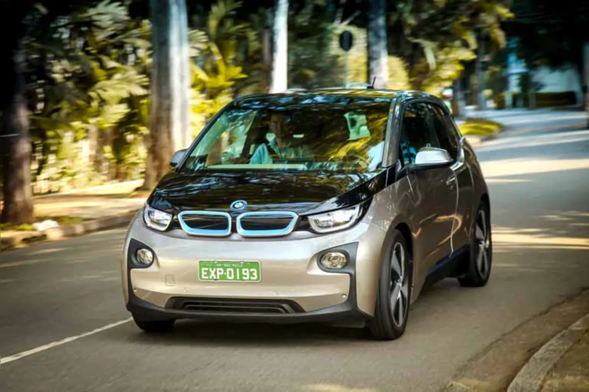 O BMW i3, único 100% elétrico oferecido no Brasil, possui um motor elétrico e outro a gasolina que serve apenas para carregar a bateria