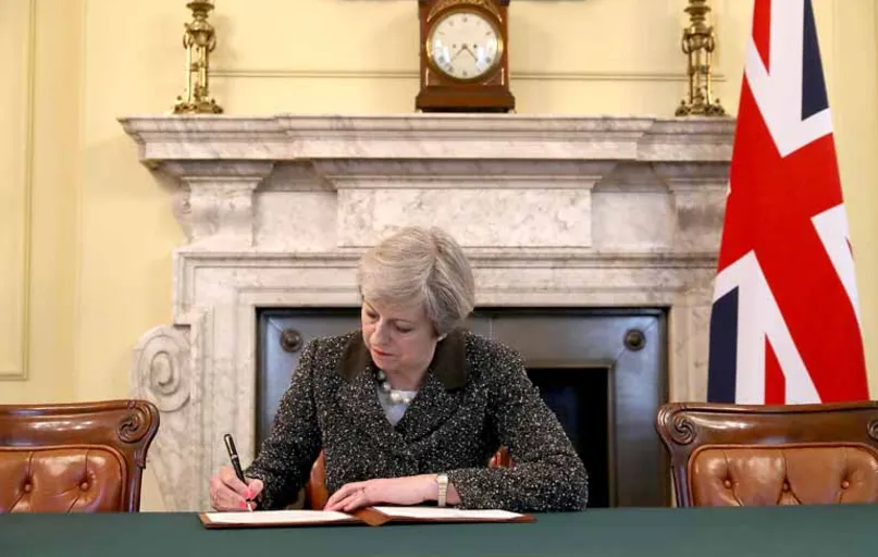 Carta assinada pela primeira-ministra, Theresa May, vai ativar o artigo 50 do Tratado de Lisboa, que colocará em marcha a saída britânica do bloco econômico após 44 anos