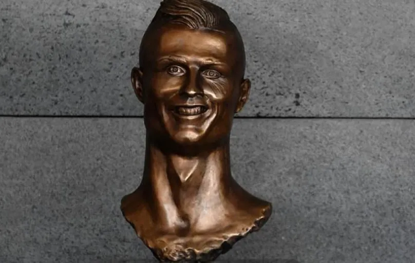 O busto ficou parecido com Cristiano Ronaldo? Fotos: AFP / FRANCISCO LEONG