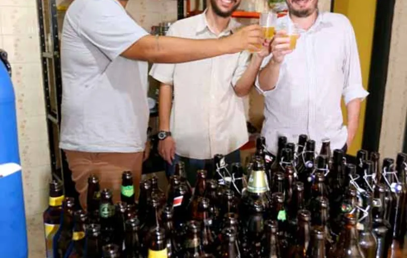 Os produtores culturais Felipe Augusto e Bruno Gehring e o advogado Tiago Machado produzem 40 litros de cerveja artesanal por mês: "São as horas mais felizes"