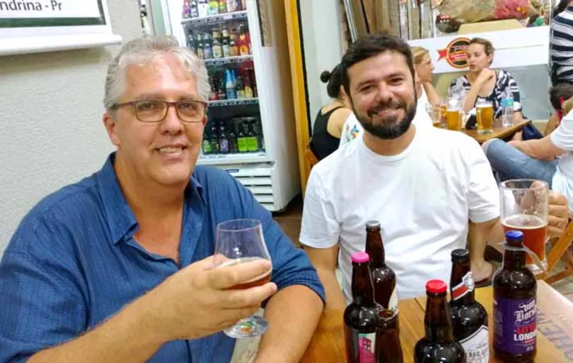 O publicitário Américo Rabelo e o advogado Ivan Forçatti: boa companhia é essencial para degustar a bebida artesanal