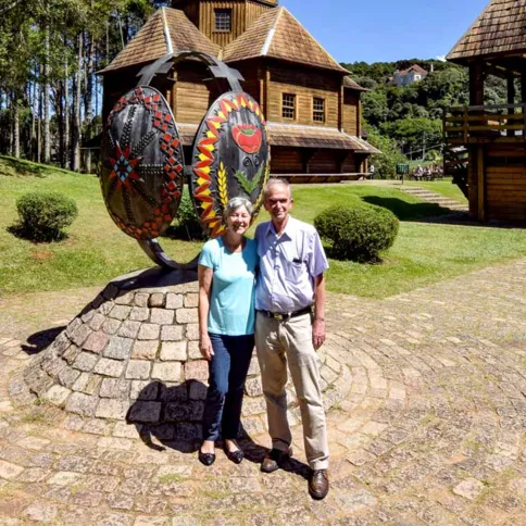 O casal paranaense Iára e Jorge Serathiuk criou a própria técnica para produzir pêssankas profissionalmente desde 1979: "Nosso trunfo foi tornar mais eficiente a produção de algo artesanal"