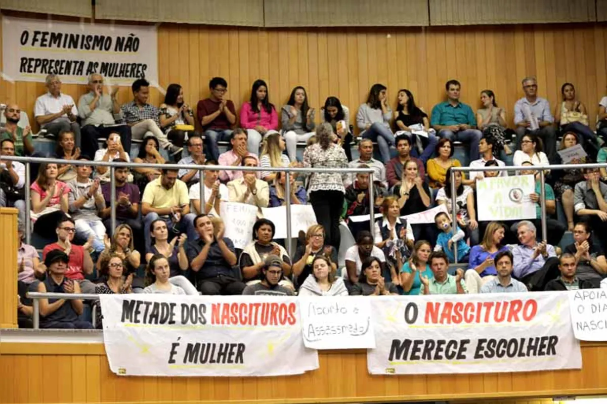 Audiência pública na Câmara foi marcada por disputa entre defensores e críticos do aborto