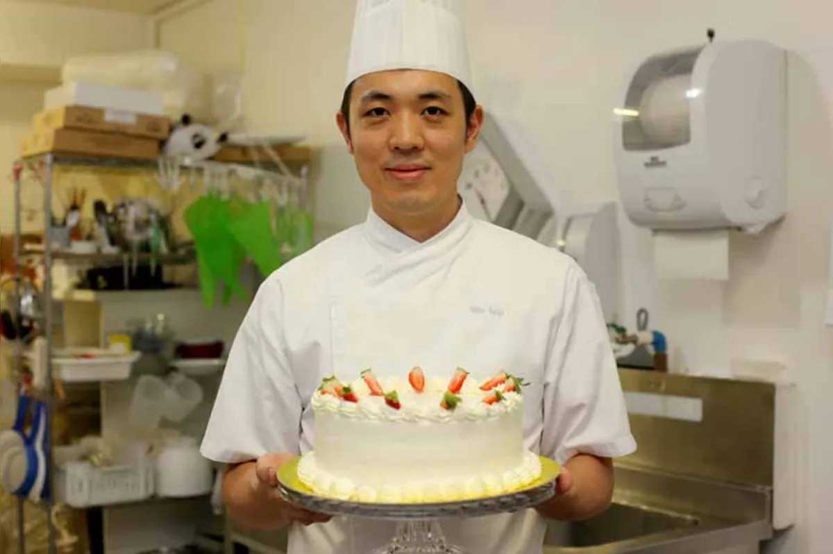 Dono de uma doceria no centro da cidade, Vitor Tsuji aprimorou a técnica em uma escola de cozinha e confeitaria no Japão como bolsista há seis anos