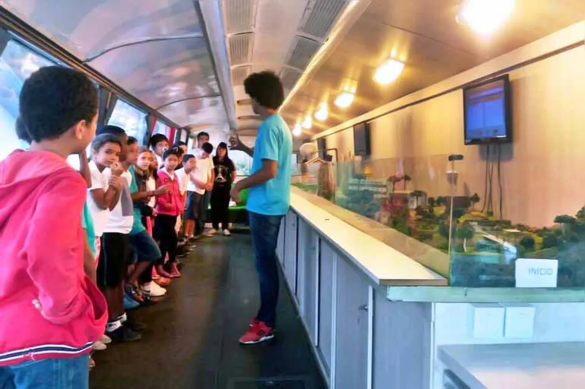 Ônibus com maquete ambiental agrada crianças e adultos e ensina a cuidar da água