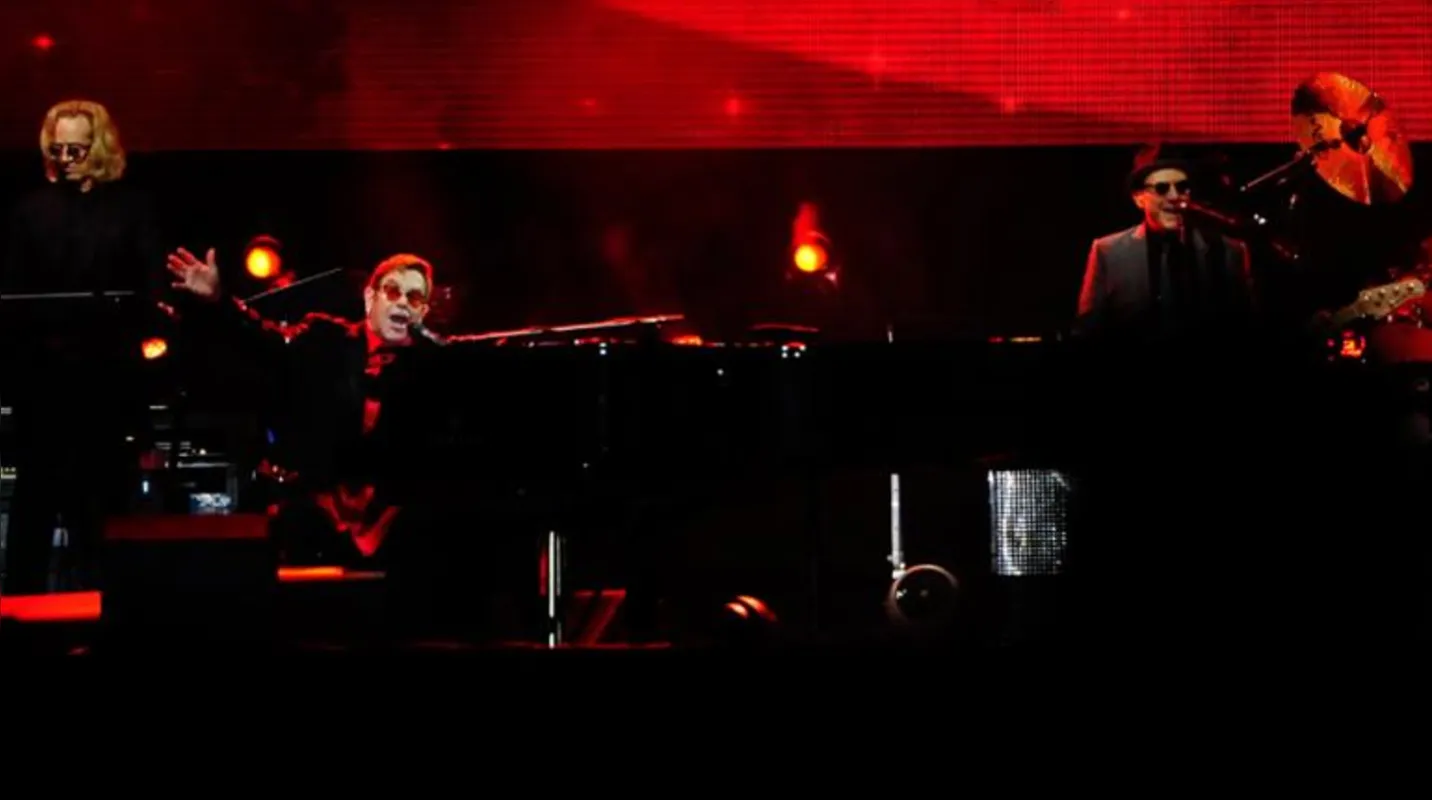 O público teve a oportunidade de acompanhar toda a habilidade de Elton John com o piano