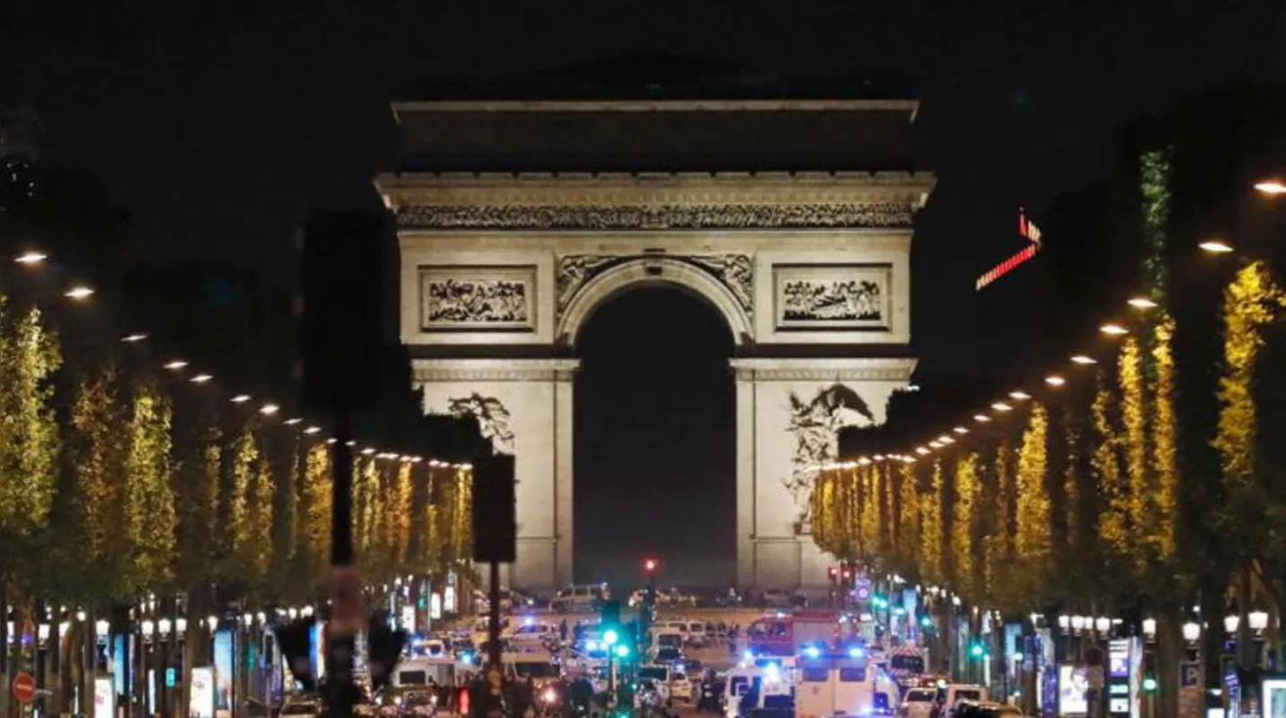 Imagem ilustrativa da imagem Policial e suposto atirador morrem em tiroteio na Champs-Élysées