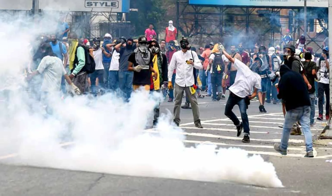 Policiais e manifestantes se enfrentaram em uma intensa troca de bombas de gás lacrimogêneo, pedras e coquetéis molotov em Caracas