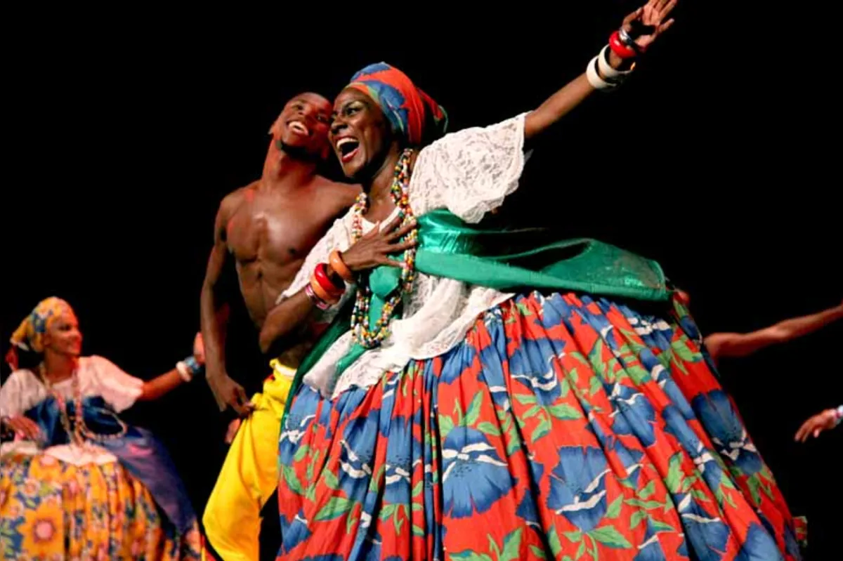 Roda de samba: um dos momentos esfuziantes do espetáculo que tem os ritmos e as cores da Bahia