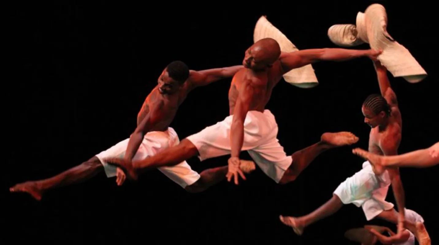 Puxada de rede: cena do bailado dos pescadores, coreografada por Vavá Botelho, mostra a plasticidade do balé afro brasileiro