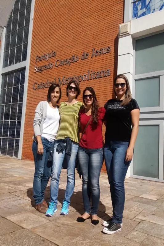Vindas de Tupã (SP), Leticia Rangel, Regina Trevisan, Caroline Cipriano e Mayra Del Valle iniciaram o passeio pela Catedral de Londrina